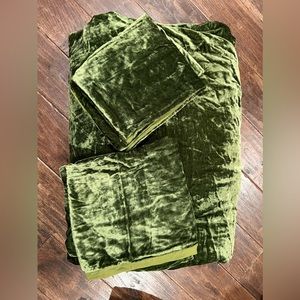 Green velvet king duvet cover, with two shams